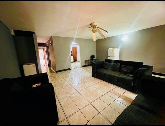 3 BEDROOM HOUSE FOR SALE IN CASTLE HILL